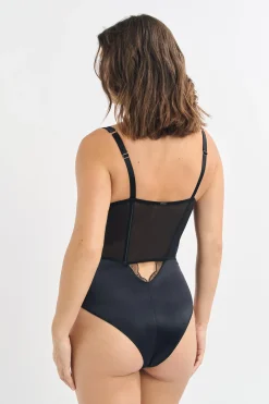 Body armaturé en broderie