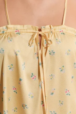 Caraco satiné à motifs fleurs avec encolure volantée et charms