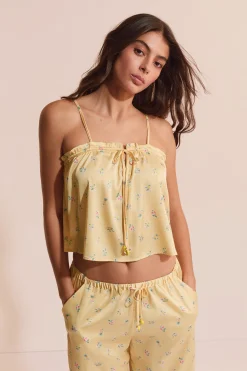 Caraco satiné à motifs fleurs avec encolure volantée et charms