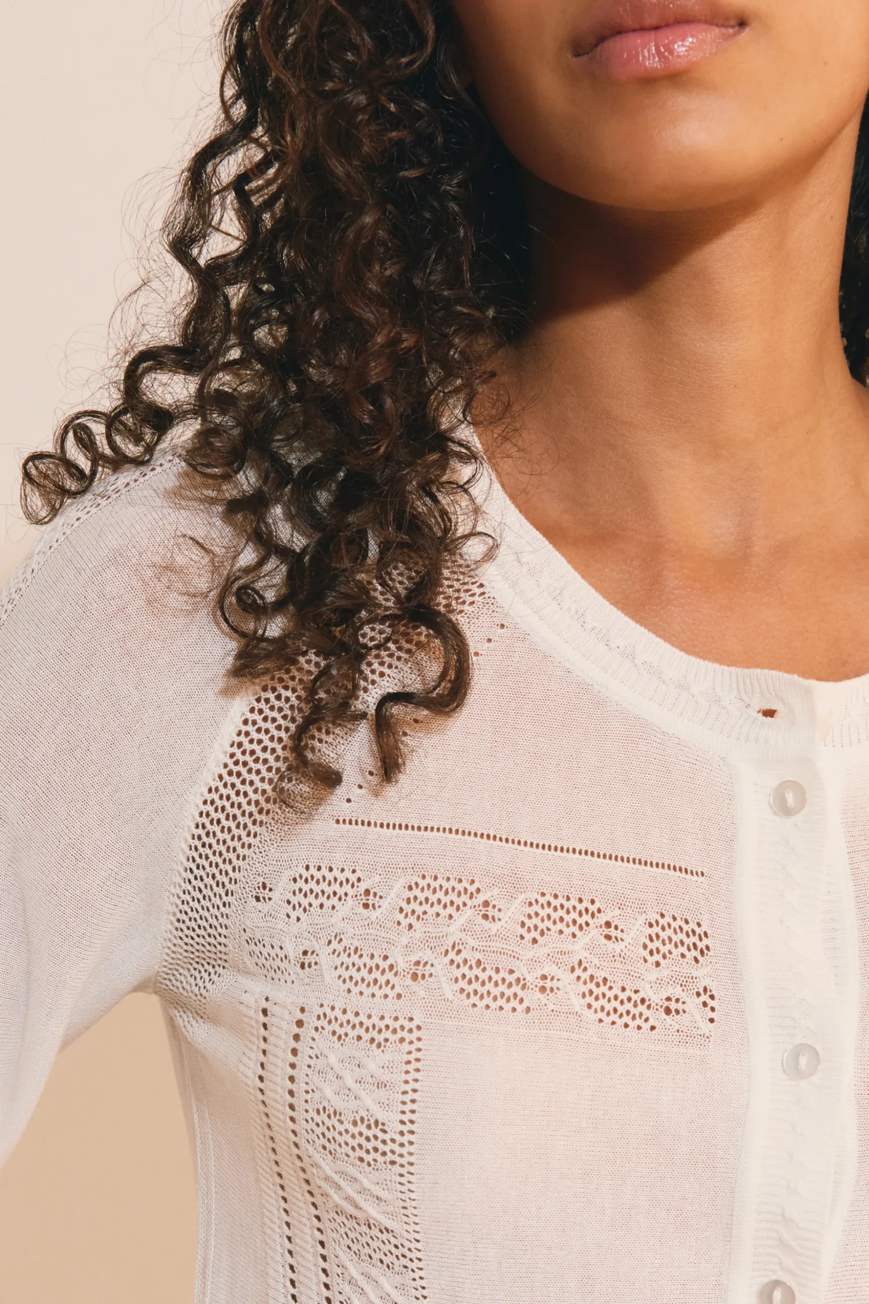 Cardigan avec boutons et détails dentelle