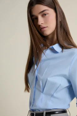 Chemise cintrée à plis plats