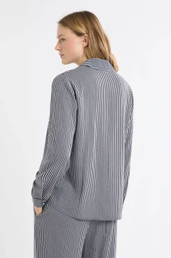 Chemise de pyjama à rayures avec broderie caniche