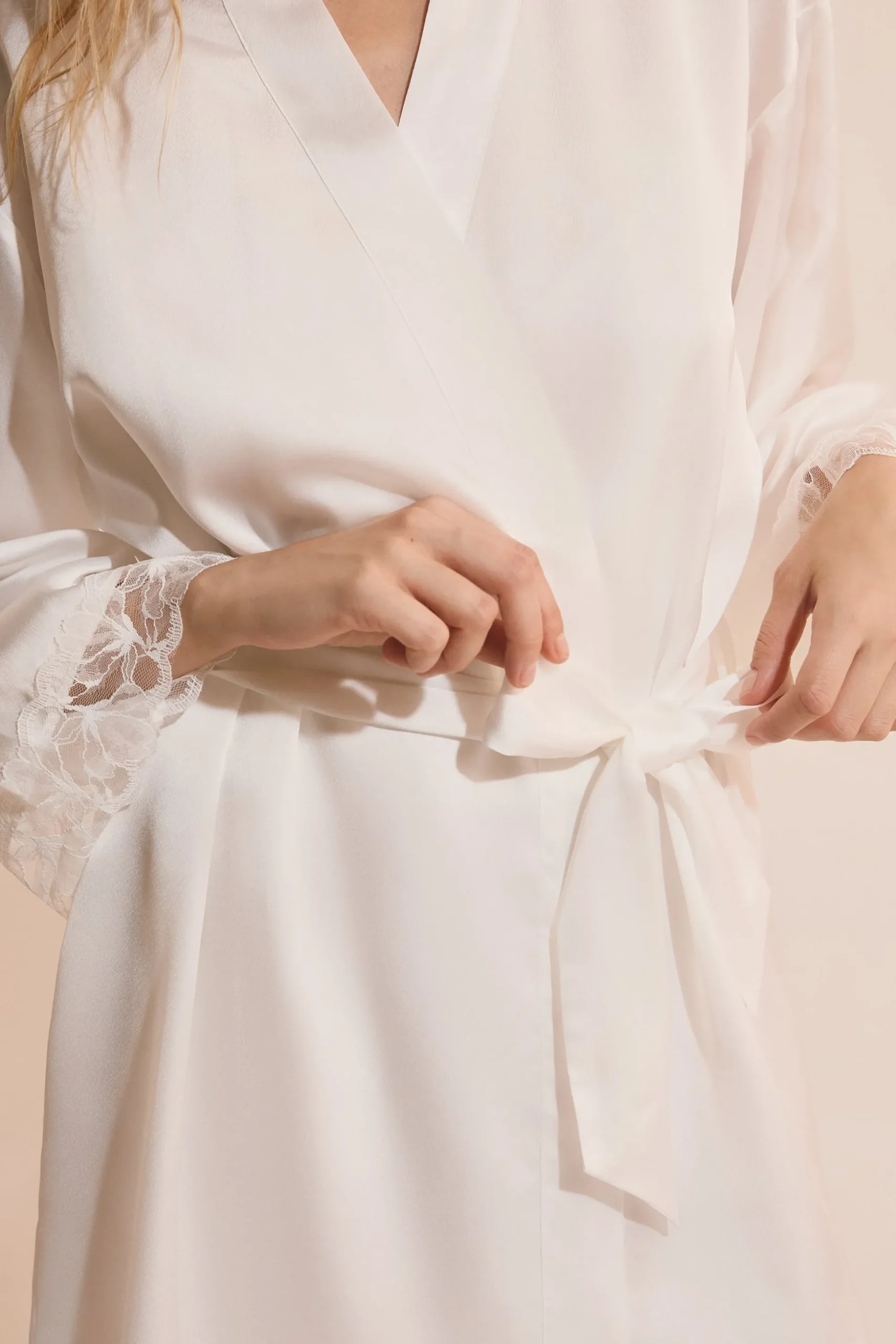 Déshabillé de pyjama satiné avec détail en dentelle
