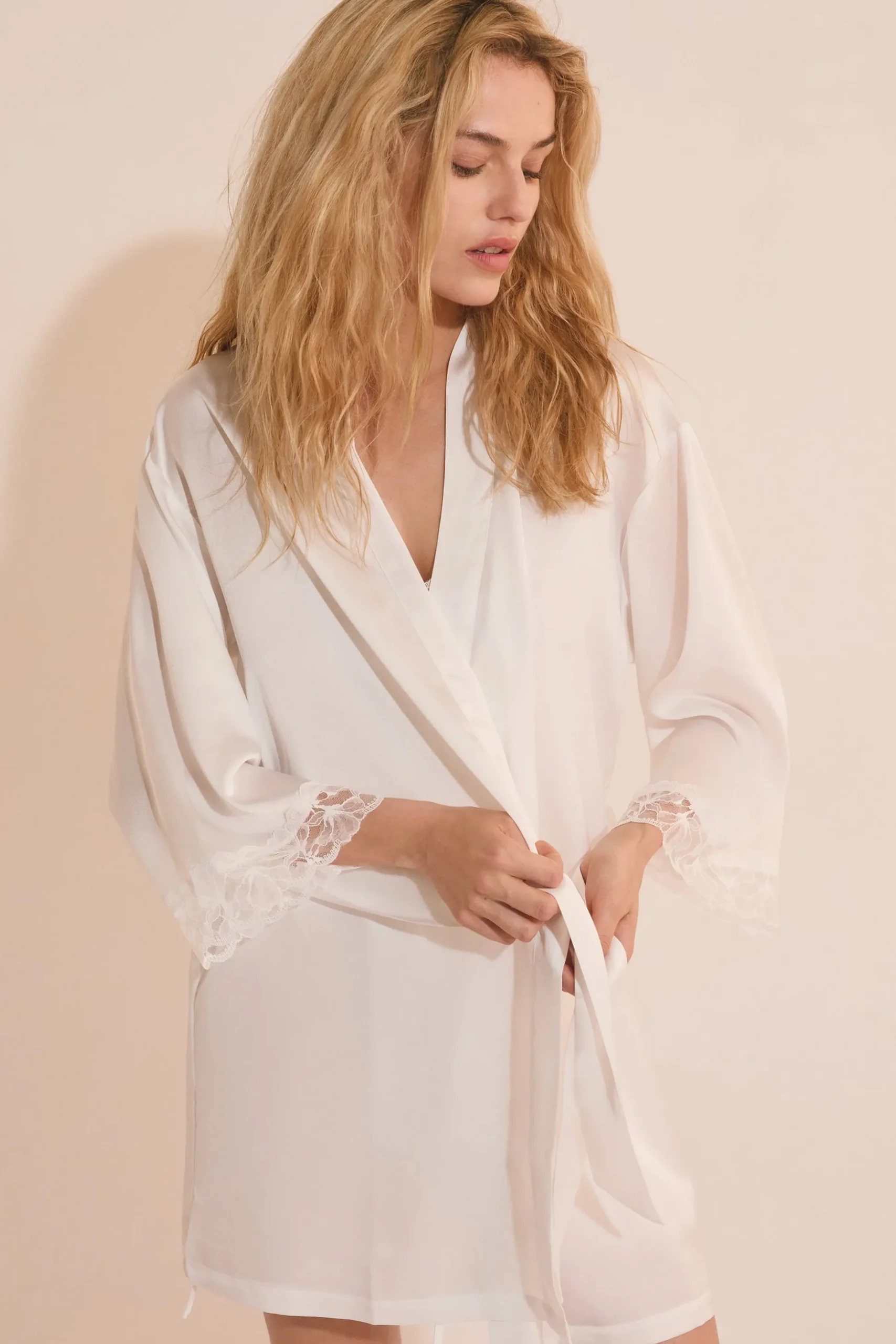 Déshabillé de pyjama satiné avec détail en dentelle
