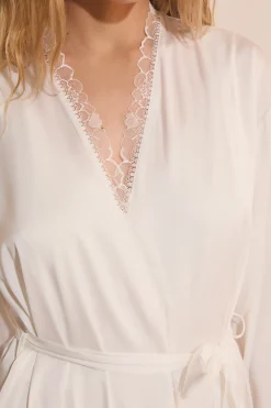 Déshabillé satiné avec détails en dentelle