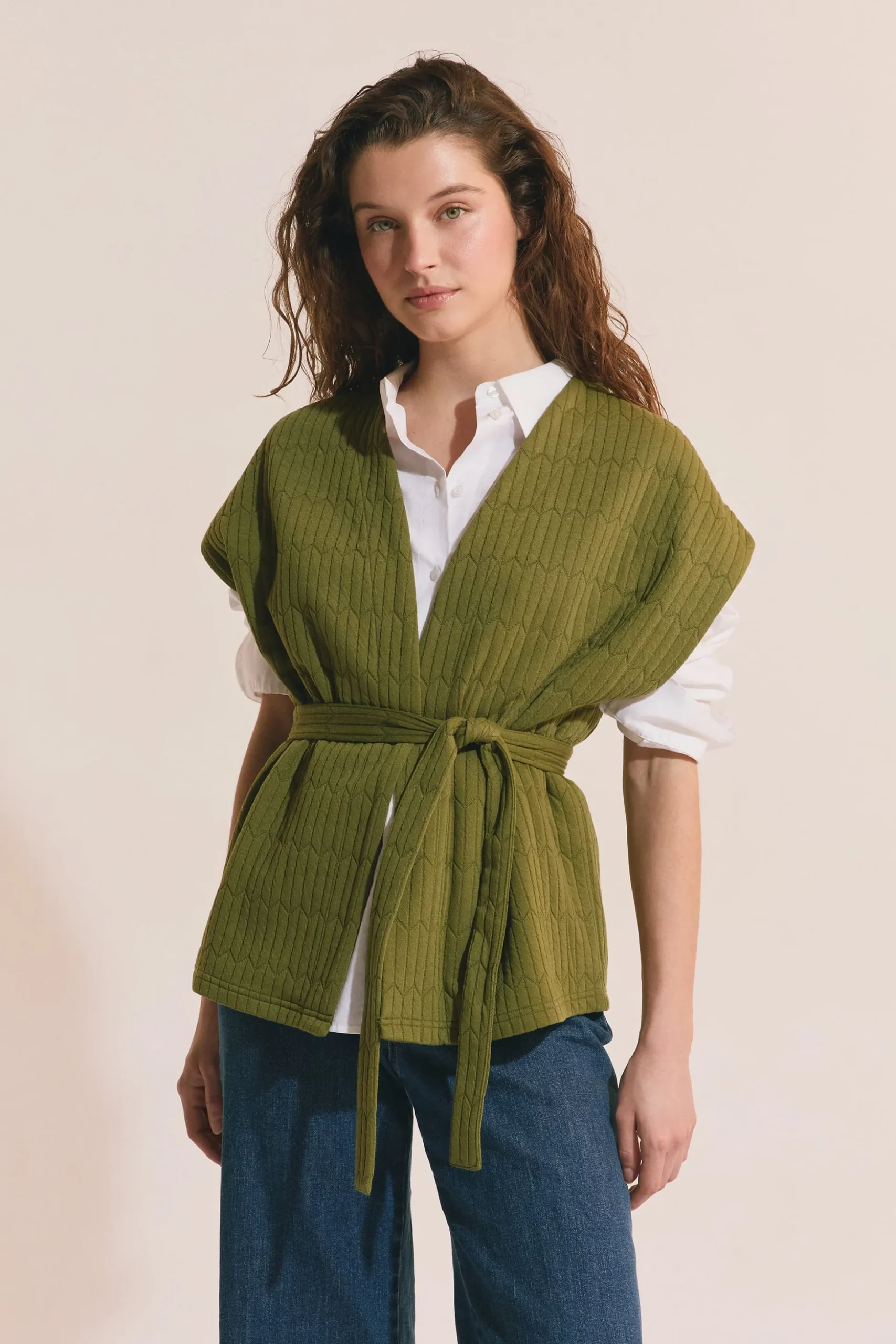 Gilet sans manches ceinturé