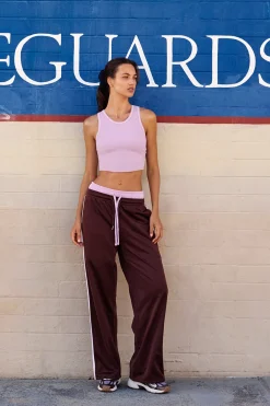 Jogging avec bandes sur les côtés