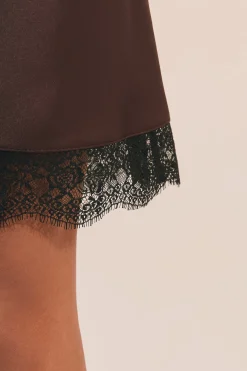Jupe courte satin détail dentelle