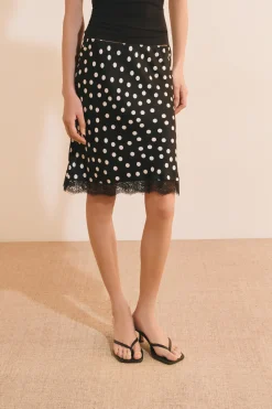 Jupe courte satinée à pois détails dentelle