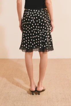 Jupe courte satinée à pois détails dentelle