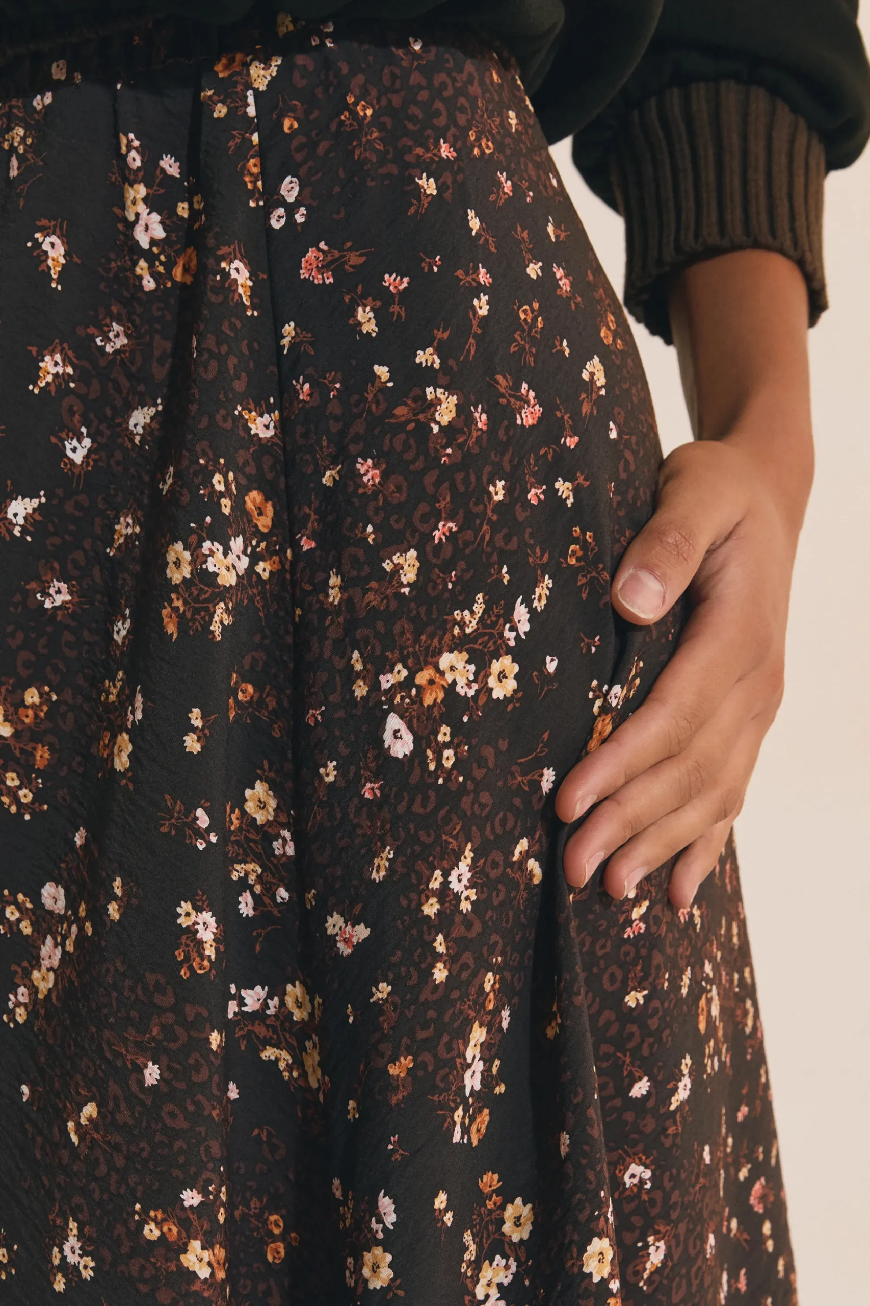 Jupe midi à motifs fleuris