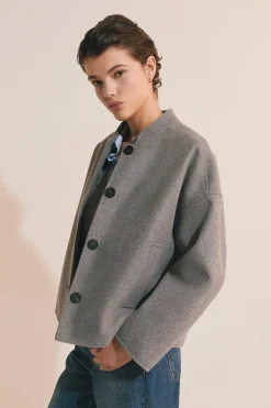 Manteau court boutonné