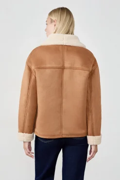 Manteau court en fausse fourrure