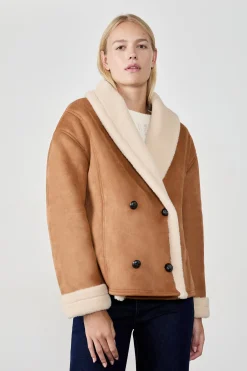 Manteau court en fausse fourrure