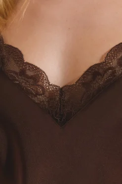 Nuisette courte satinée détails dentelle