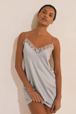 Nuisette de pyjama satinée avec détail en dentelle