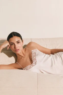 Nuisette de pyjama satinée avec détail en dentelle
