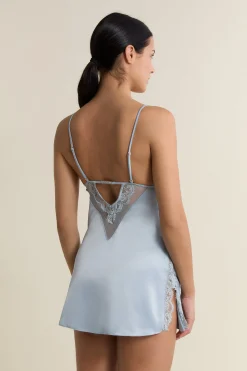Nuisette en satin avec détails lacés et dentelle
