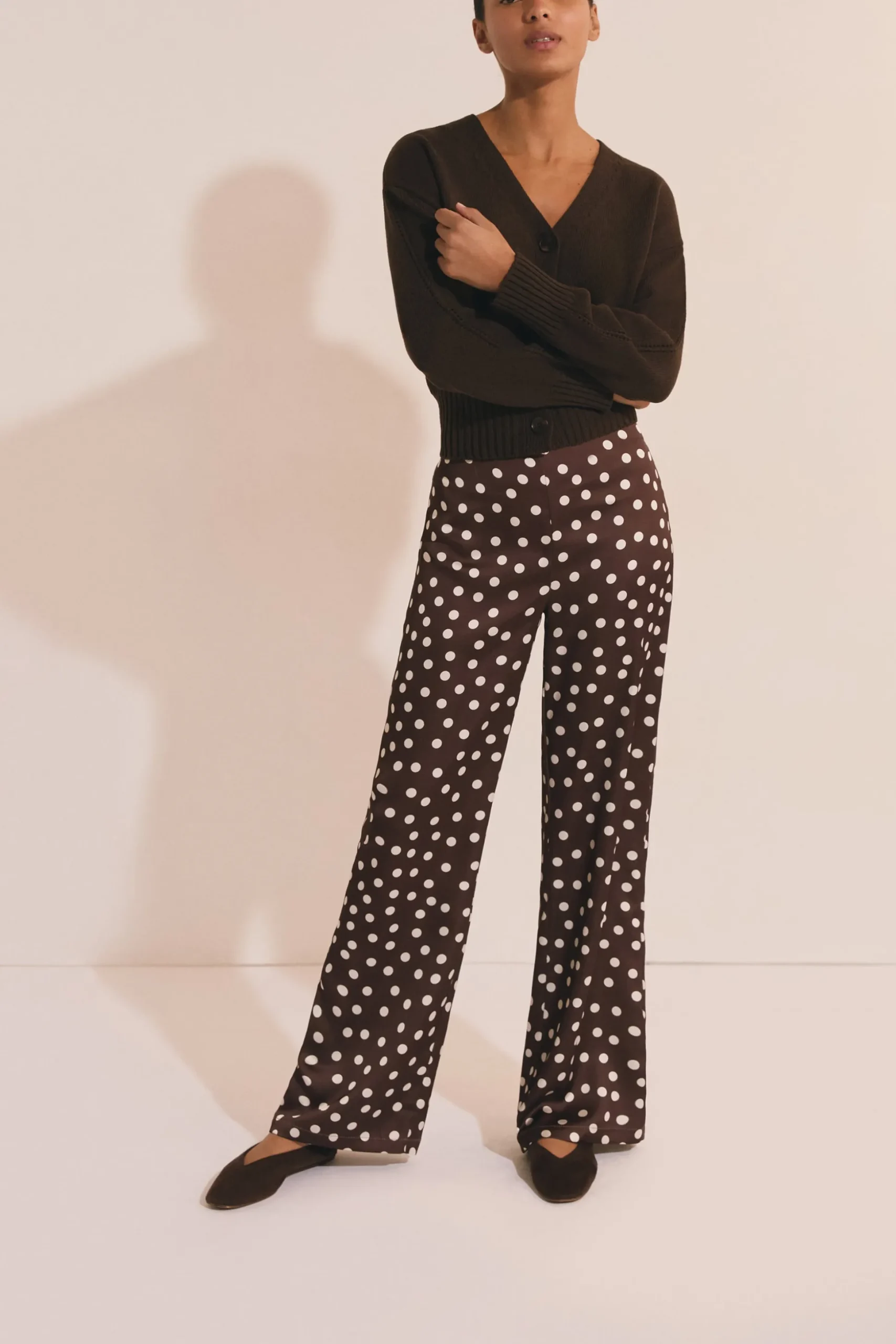 Pantalon droit satiné à pois