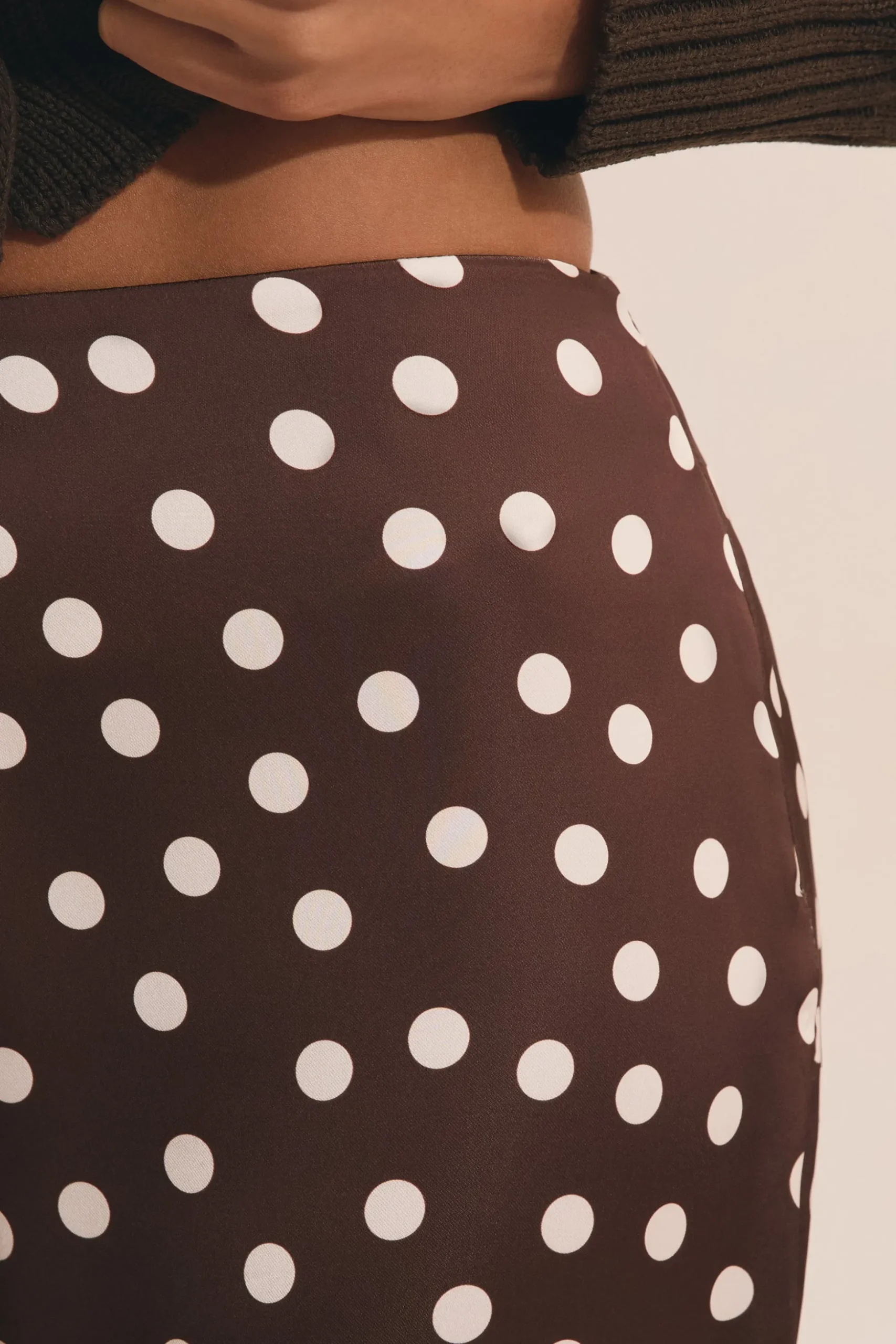 Pantalon droit satiné à pois