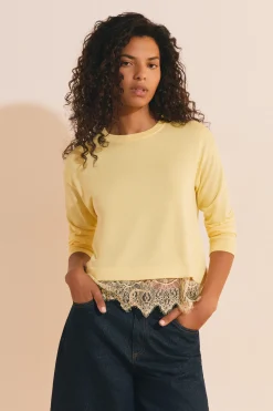Pull avec coton et détails dentelle