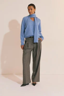 Pull col V avec écharpe intégrée