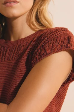 Pull sans manches ajouré façon crochet