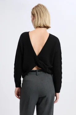 Pull torsadé dos nu