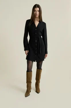 Robe courte ceinturée avec col chemise