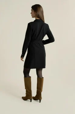 Robe courte ceinturée avec col chemise