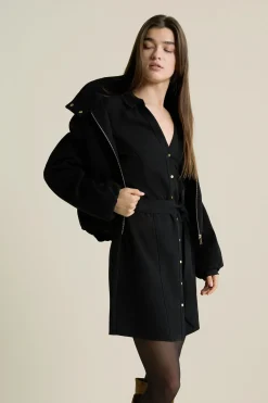 Robe courte ceinturée avec col chemise
