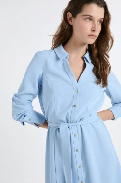 Robe courte ceinturée avec col chemise