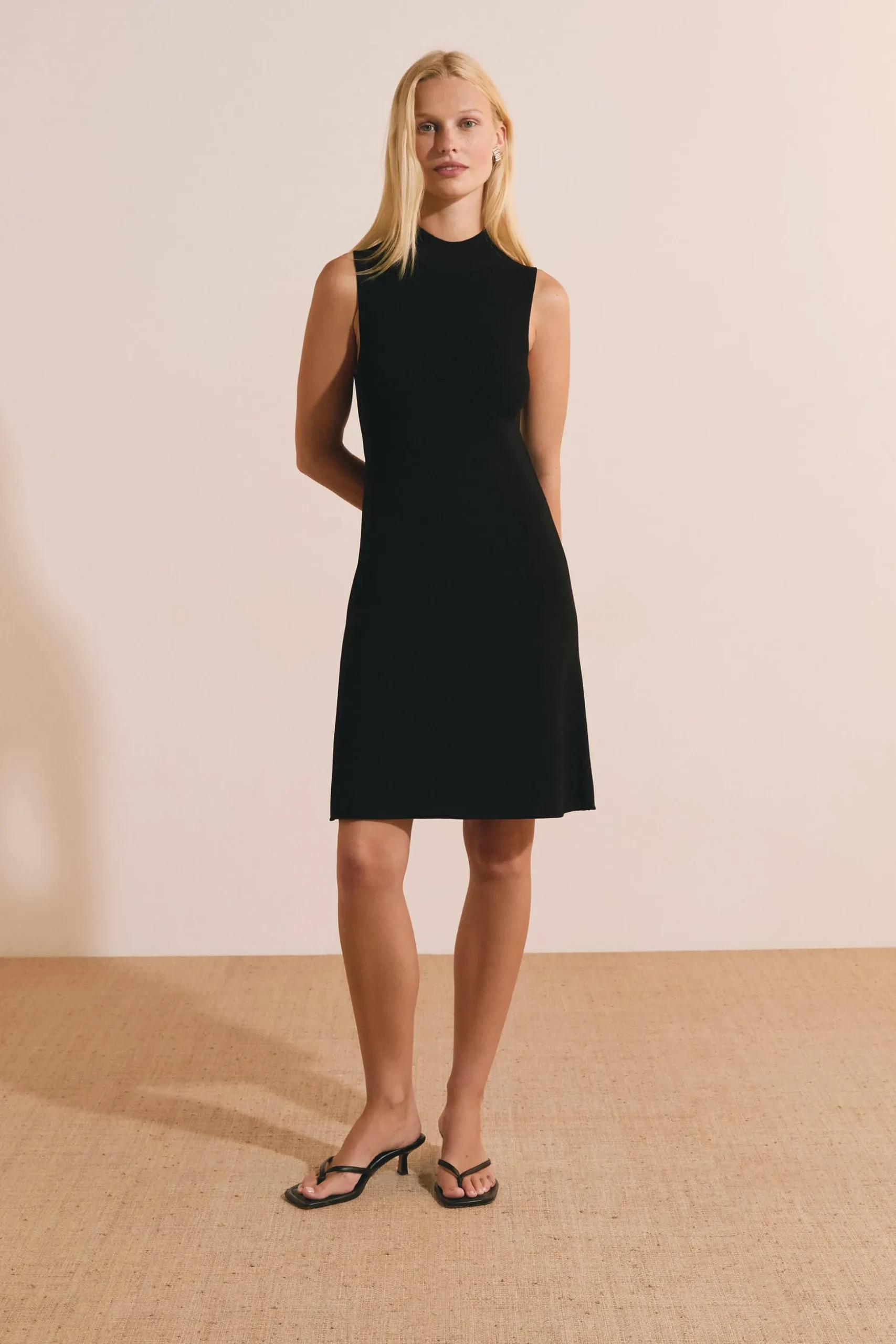 Robe courte à col cheminée