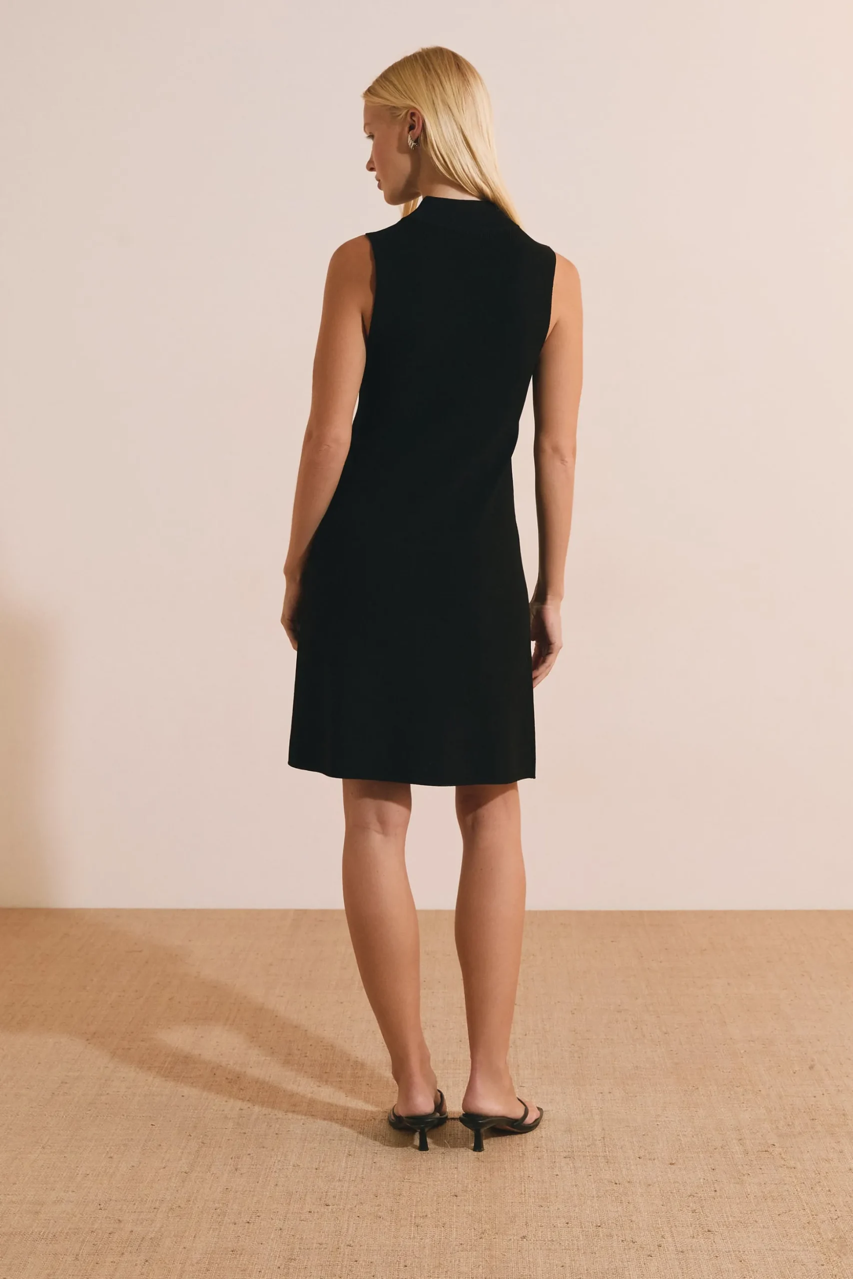 Robe courte à col cheminée