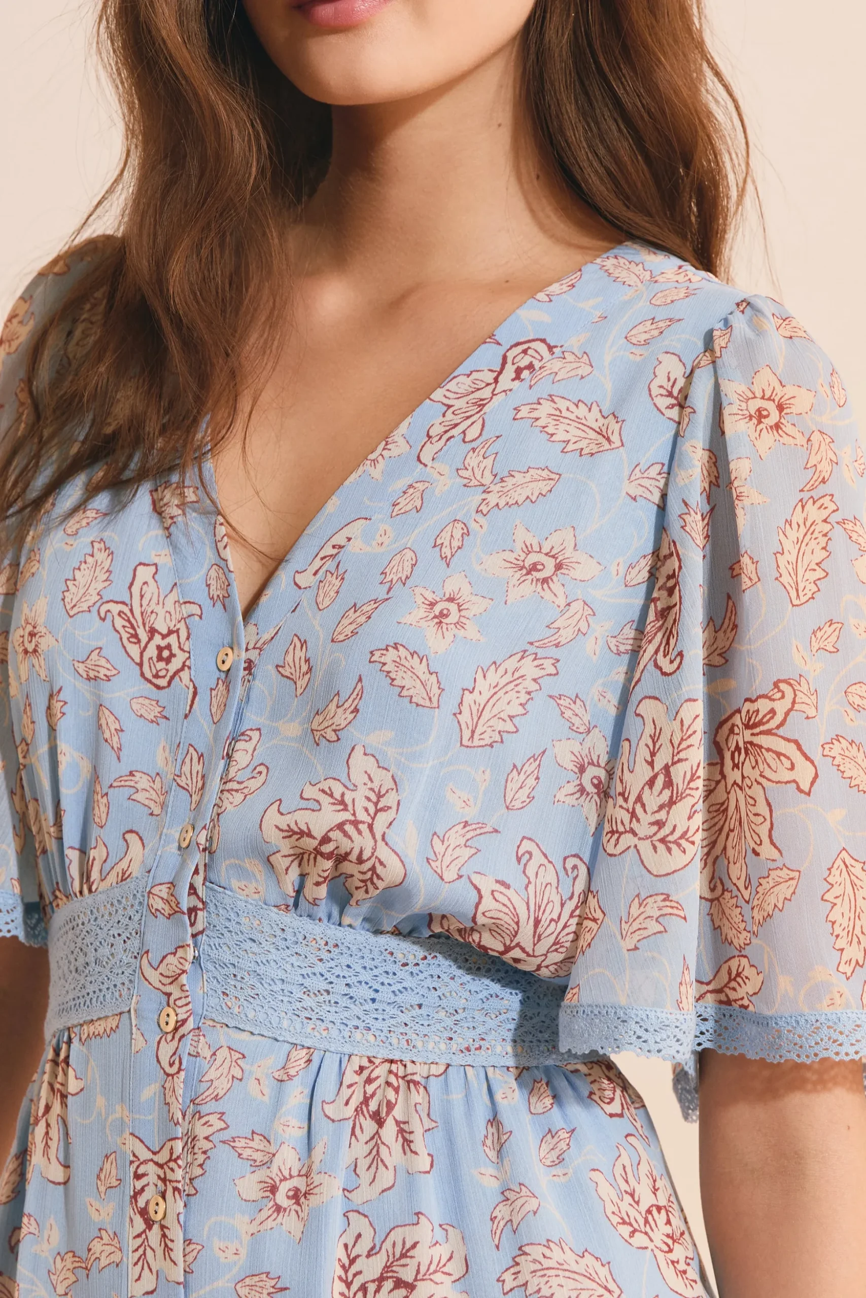 Robe courte col v à motifs