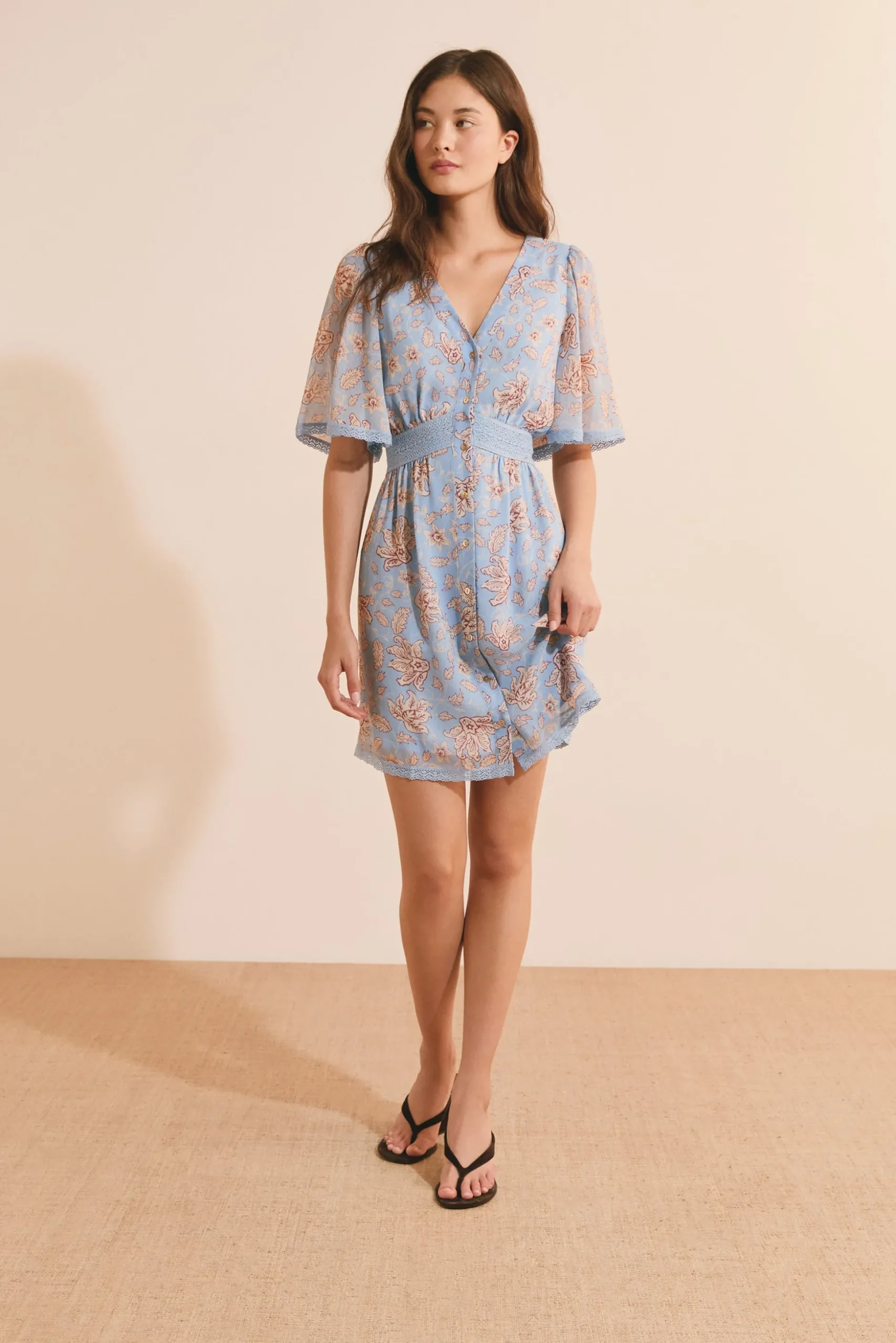 Robe courte col v à motifs