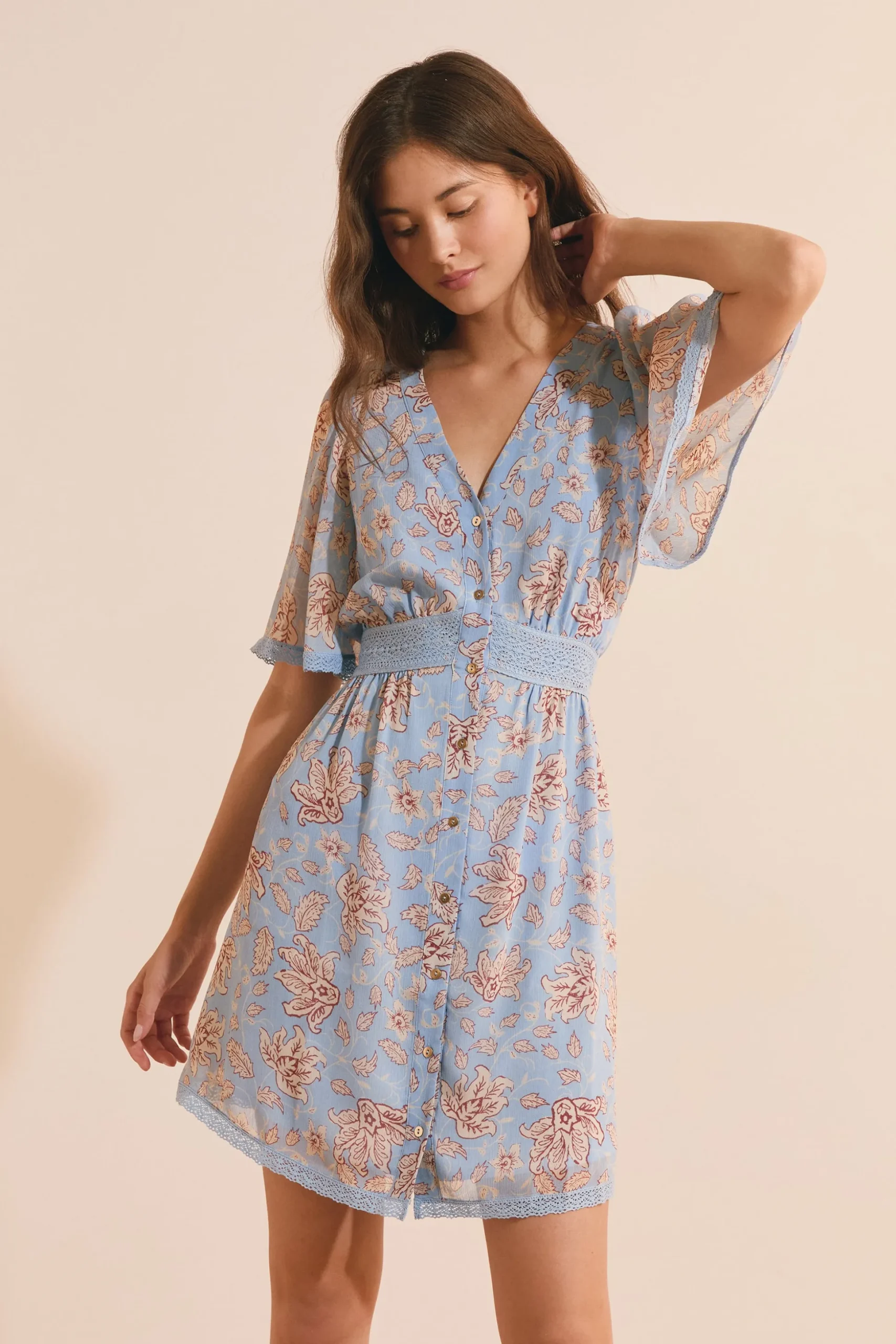 Robe courte col v à motifs