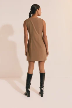 Robe courte sans manches