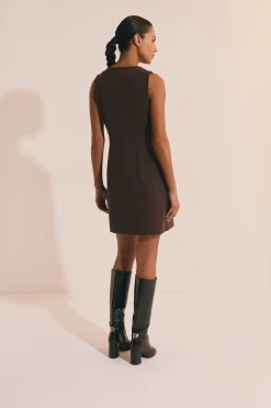 Robe courte sans manches