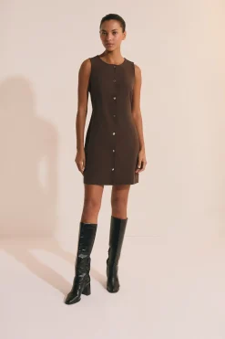 Robe courte sans manches