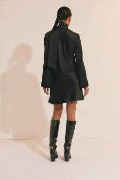 Robe courte satinée
