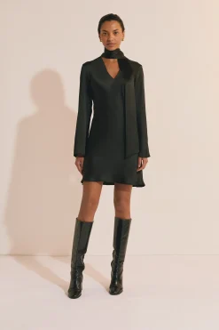 Robe courte satinée