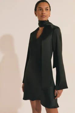 Robe courte satinée