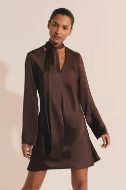 Robe courte satinée