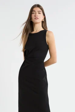 Robe à détail noué