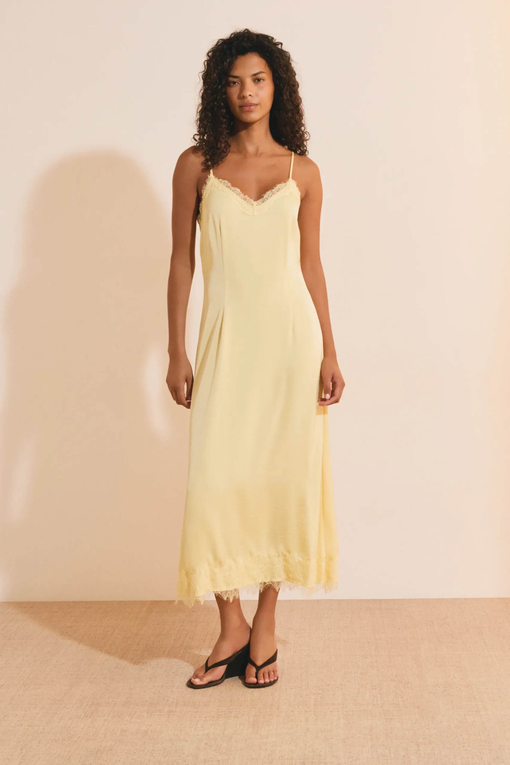 Robe longue à bretelles avec détails dentelle
