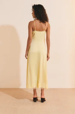 Robe longue à bretelles avec détails dentelle