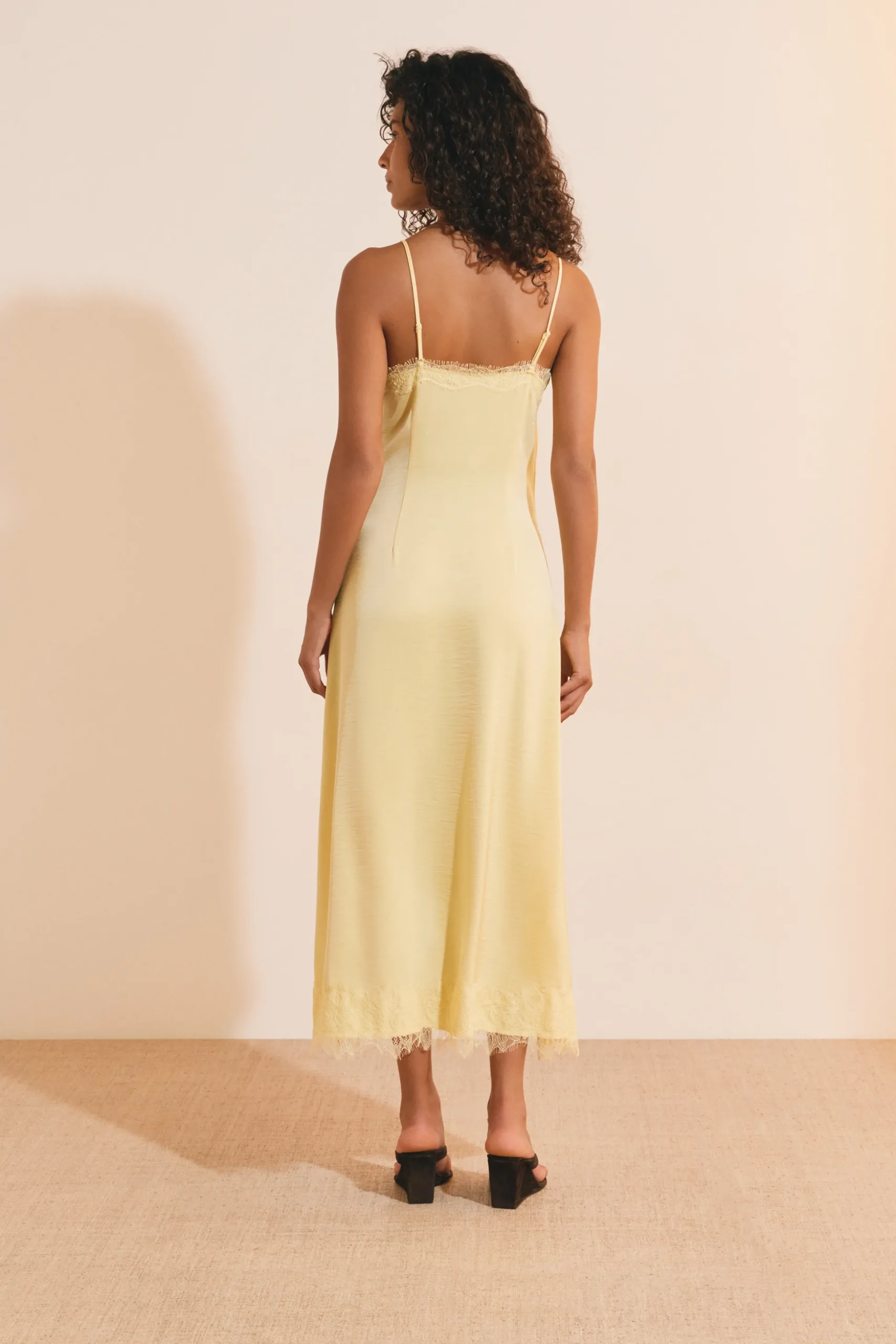 Robe longue à bretelles avec détails dentelle