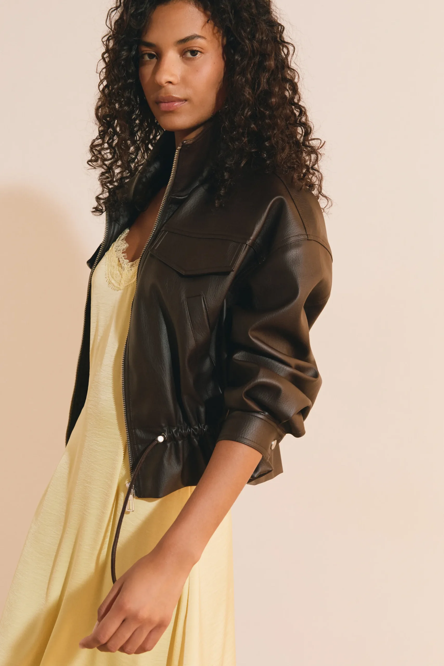 Robe longue à bretelles avec détails dentelle