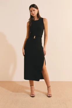 Robe longue ceinturée avec fente sur le côté